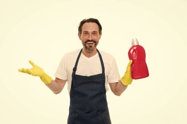 Yakışıklı ev işçisi. Olgun adam lastik eldiven deterjan şişe tutan. Komuta sizde önlük temizlik için hazır. Eldery kahya önlük önlük ve eldiven giyiyor. Ev hizmet
