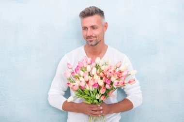 Elinden gelenin en iyisini yapıyor. Sevgililer günü ve yıldönümü. Nasıl romantik olunur. Romantik beyefendi. Romantik yeteneği olan olgun, kendinden emin bir maço. Yakışıklı, çiçek açan romantik bir randevu. Taze laleler