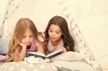 Kızlar uyumadan önce masal okurlar. Çocuklar için en iyi kitaplar. Çocuklar yatakta kitap okurlar. Yatmadan önce okumak geceleri daha iyi uyumaya yardımcı olabilir. Her çocuğun okuması gereken hikayeler. Aile geleneği