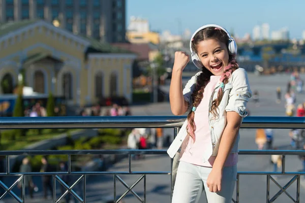 Evet, ben yaptım. Kulaklıklı mutlu küçük kız kazanan hareketi gösteriyor. Küçük bir çocuk stereo ses teknolojisinden hoşlanıyor. Yeni teknoloji. Müziği teknoloji olmadan hayal bile edemezsin. Teknoloji konsepti — Stok fotoğraf