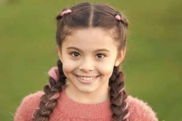 Bambino piccolo con i capelli lunghi. Moda autunno per bella ragazza. Buona infanzia. L'autunno si coccola. Casualmente bella. Ragazzina felice in maglione d'autunno. Che meraviglia. Nel suo stile. capelli secchi . — Foto Stock