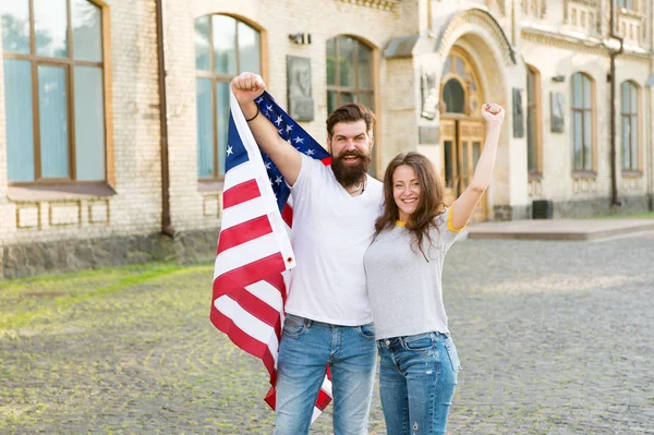 A cidadania americana é uma posse muito preciosa. Homem barbudo e mulher sensual segurando bandeira americana em 4 de julho. Casal americano comemorando o dia da independência. Viver o sonho americano — Fotografia de Stock