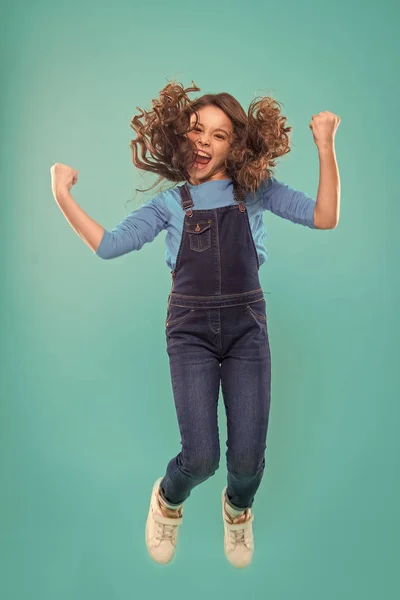 Giornata internazionale dei bambini. moda bambino piccolo. bambina con i capelli perfetti. Ragazzina felice. Bellezza e moda. Felicità infantile. Aggiungi un po 'di azione alla tua vita — Foto Stock