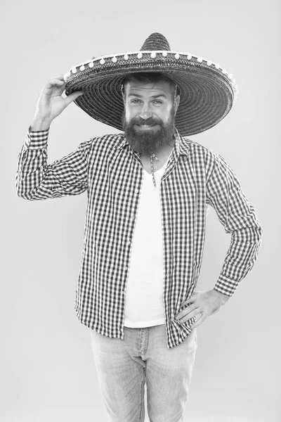 Großer Partyhut. traditionelles Modeaccessoire für mexikanische Trachtenparty. bärtiger Mann mit mexikanischem Hut. Hipster mit Hut mit breiter Krempe. Er ist verliebt in den mexikanischen Stil. Mexikaner trägt Sombrero — Stockfoto