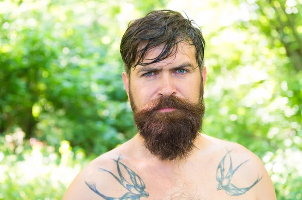Summer heat. Bearded tattooed guy relax in nature hot summer day. Hipster wet skin and hair survive heat. Vacation resort. Extreme heat. Man thirsty sweaty hipster naked in forest. Heat concept — Stock Photo, Image