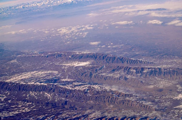 Paisagem de montanha, vista aérea. Superfície terrestre. Protecção do ambiente e ecologia. Vagueando e viajando. Manter a terra limpa — Fotografia de Stock