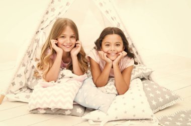 Kızlar eğleniyor tipi ev. Kız gibi boş zaman. Kız evde eğlenmek dedikodu paylaşmak. Pijama partisi çocuklar için. Rahat yerine tipi ev. Kız ya da arkadaşlarım tipi evde birlikte yatıyordu zaman harcamak