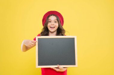 Bunu unutma. Kontrol listesi konsepti. Okul bilgisi. Seni bilgilendiriyorum. Çocuk tanıtım panosu. Bilgi için yer. Kız boş tahtayı tutuyor. Reklam alanı oluşturuluyor