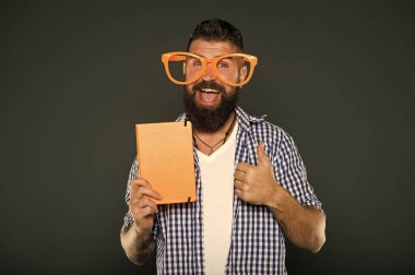 Rahatlamak için komik bir kitap. Kitap kapağı kopyalama alanı. Hippi sakallı adam komik gözlük takıyor not defteri ya da kitap tutuyor. Gününü aydınlat. Bu kitabı oku. Çizgi roman ve espri anlayışı. Bu hikaye günümü gün etti.