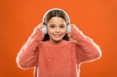 Müzik için bir ruhum var. Sevimli kız çocuk stereo kulaklık müzik dinliyor. Küçük çocuk kulaklıkla müzik çalmaktan zevk alır. Sevimli küçük çocuk favori müzik zevk