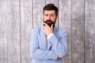 Sakal ve bıyık. Adam iyi bakımlı yakışıklı sakallı hipster smokin giymek. Centilmen tarzı berber. Berber dükkanı damat için paketler yelpazesi sunuyoruz onun büyük gün unutulmaz olun. Berber dükkanı konsepti