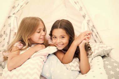 Kız evde eğlenmek dedikodu paylaşmak. Pijama partisi çocuklar için. Rahat yerine tipi ev. Kız ya da arkadaşlarım tipi evde birlikte yatıyordu zaman harcamak. Kızlar eğleniyor tipi ev. Kız gibi boş zaman etkinlikleri