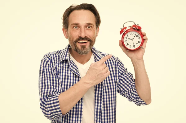 Veuillez respecter l'heure. Homme mûr pointant du doigt le réveil. Chronométreur mature avec horloge analogique. Homme âgé barbu avec horloge mécanique à la main. Chronométrage et mesure du temps — Photo