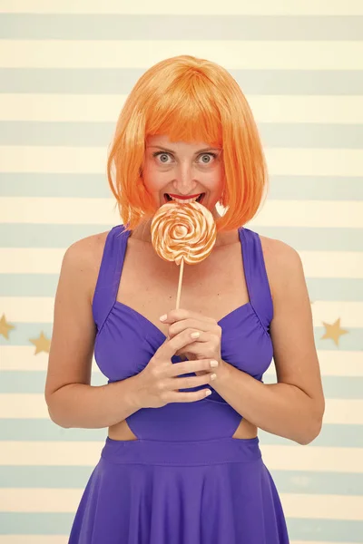 Chica loca de humor juguetón. Chica de moda con pelo naranja divertirse. modelo pinup feliz con piruleta en la mano. Chica guay con piruleta. Mujer sexy. Chicas volviéndose locas. Hora de divertirse. — Foto de Stock