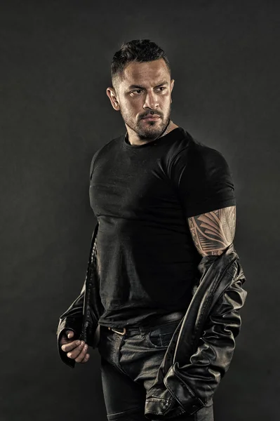 Dövmeli adam tshirt ve deri ceketli. Güçlü kol adam Haritayı dövme sakallı. Moda maço tıraşsız yüzündeki sakallı. Erkeklik ve güç. Moda stil ve trend, vintage filtre