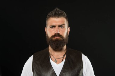 Gür bıyığı harika. Siyah zeminde sakal ve bıyık takan ciddi bir adam. Şık bıyık lı sakallı adam. Traşsız yüzünde dokulu bıyık lı vahşi hipster