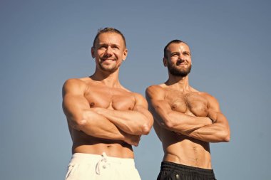 Güçlü ve güçlü. Altı paketi abs. Erkekler ile Kaslı erkekler iyi sağlık tadını çıkarın. Spor ve sağlık hizmetleri. Sporda başarı. Kas gücü ve gücü geliştirmek. Başarının bedeli zor iştir.