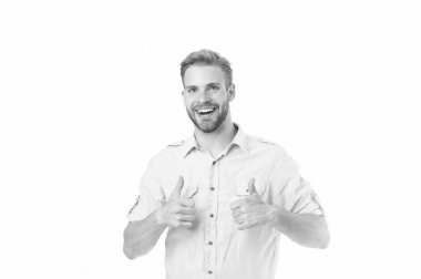 Son derece tavsiye edilir. Adam iyi niyet gösterisi yapıyor. Adam özgüvenle beyaz arka planı tavsiye ediyor. Tüylü adam harika bir şey öneriyor. Erkek mağaza danışmanı kendinden emin ve misafirperver görünüyor.