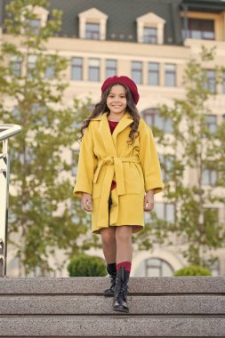 Kız yürüyüş arka plan defocused. Sevimli küçük Fransız tarzı moda kız. Şapka aksesuar Fransız moda ayrıntı. Çocuk kız parlak şapka bere. Sonbahar şapka moda aksesuar. Fransız trend sonbahar sezon