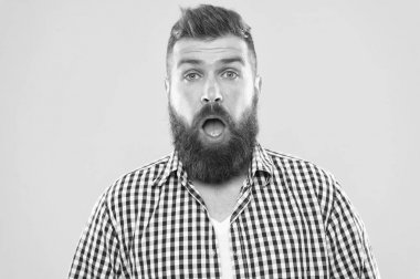 Adam hipster hapşırma yüzü açık gözlerini kapat sarı arka plan ile sakallı. Acımasız hippi hapşırma. Anti kavramı. Anti ilaç alıyor. Hapşırma duramazsın. Hapşırmak için gidiyorum