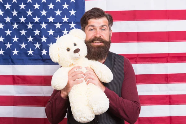 El espíritu entusiasta. Hombre patriótico sosteniendo oso de peluche el día de la independencia. El hipster barbudo es patriótico para nosotros. Sentimientos patrióticos — Foto de Stock