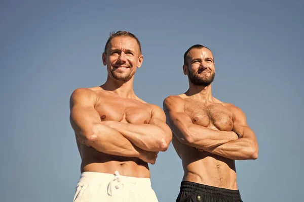 Fuerte y poderoso. Hombres musculosos con seis abdominales. Los hombres gozan de buena salud. Deporte y salud. Éxito en deporte. Desarrollando fuerza muscular y potencia. El precio del éxito es el trabajo duro — Foto de Stock