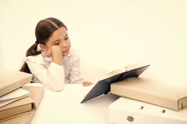 Tarefa aborrecida. Livra-te da tarefa chata. Menina aluno entediado sentar na mesa com pastas e livros. Questões de educação formal. De volta ao conceito de escola. Miúdo bonito cansado de estudar. Aula aborrecida — Fotografia de Stock