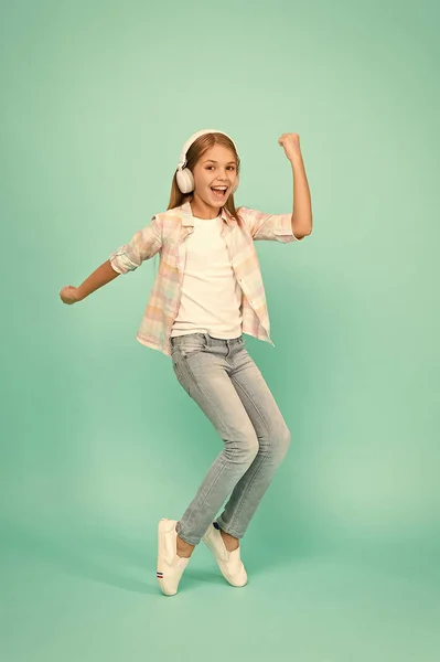 La música es felicidad para ella. Bailarina. Feliz niña bailando música. Niña escuchando música en auriculares. Lindo niño disfrutando de música de baile feliz. Irrumpiendo en un baile — Foto de Stock