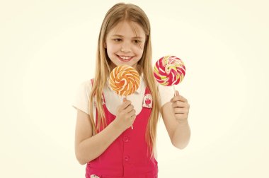 Zor seçim. Lolipop onun elinde tutan ve üzerinde beyaz izole dururken gülümseyen neşeli küçük kız. Kız istediği hangi lolipop karar veremiyorum. Tüm şeker tatlı bağımlısı çocuk istiyor