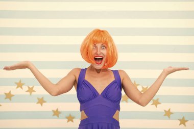 Çılgın kız için mutlu yıllar. Doğum günü sürprizi yüzünden mutlu yüzlü çılgın kız. Sürpriz ve doğum günü partisinde mutlu. Duygusal çılgın kız mutluluğu hisseder. Başardık. Harika karar..