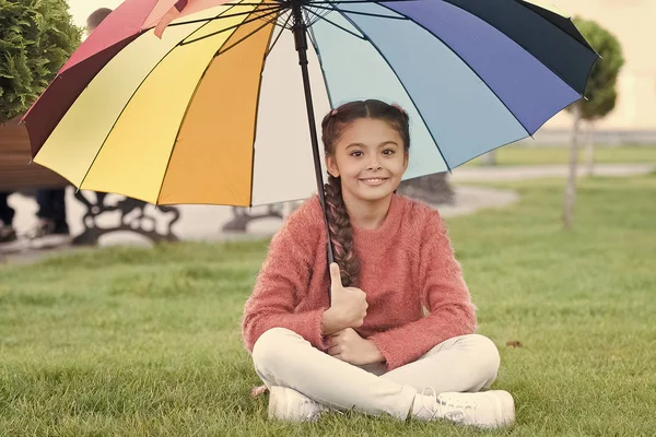 모든 내 우산 더 나은입니다. 쾌활 한 분위기에 대 한 화려한 액세서리입니다. 우산 소녀 아이 긴 머리. 화려한 액세서리 긍정적인 영향입니다. 밝은 우산. 긍정적이 고 낙관적인 유지 — 스톡 사진
