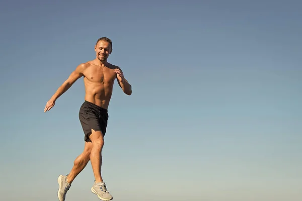 Sabah çalıştırmak dolgularla enerji. Motivasyon ve başarı. Sabah alışkanlık koşmak. Runner hareket ileriye doğru gökyüzü arka plan. Başarı için ileri. Sağlıklı yaşam için günlük eğitim. Adam atlet kas gövde çalıştırmak — Stok fotoğraf