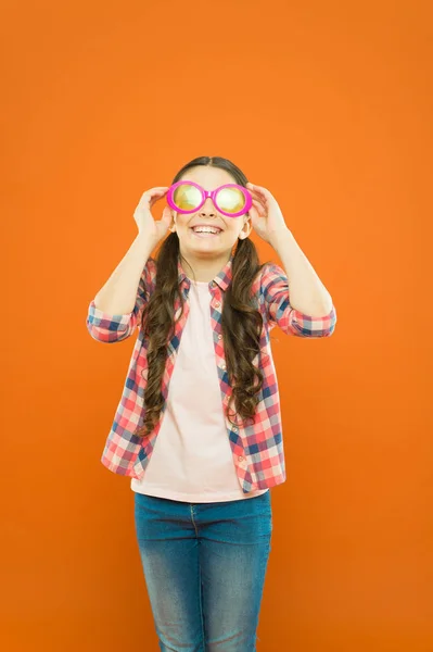 Meisje Kid dragen brillen. Optiek en gezichtsbehandeling. Effectieve oefening ogen zoomen. Kind blij met goed gezichtsvermogen. Gezichtsvermogen en ooggezondheid. Verbeter het gezichtsvermogen. Zonnebril fancy accessoire — Stockfoto