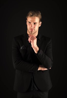 İlham için bekliyor. Formal giyim düşünceli iş adamı. Yakışıklı adam iş tarzı. Kendini şık görünümlü işadamı istihdam. İş kanepe ya da uzman. İş adamı. Ofis çalışanı