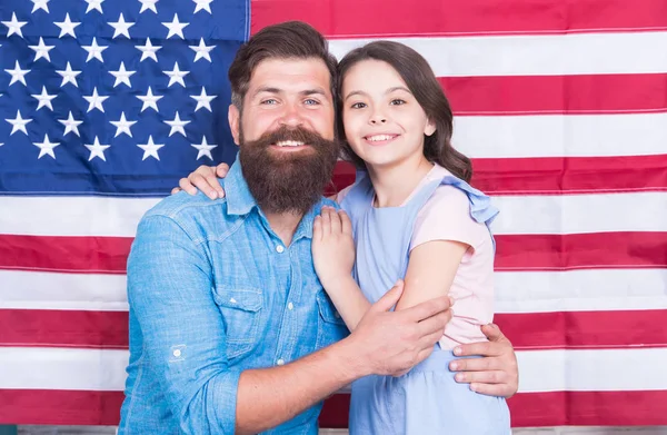 Gloria nacional. Hombre barbudo y niño pequeño en la bandera nacional de los EE.UU. Familia americana celebrando la fiesta nacional el 4 de julio. Educación y educación nacional y patriótica — Foto de Stock