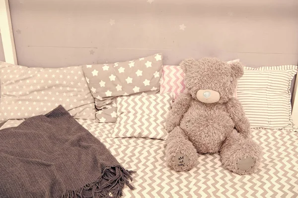 Quarto infantil moderno interior com cama confortável. urso brinquedo na cama. Quarto de meninas. Interior do quarto das crianças. Quarto interior para crianças pequenas. Festa do pijama. Bons sonhos. Boa noite. Bom dia. — Fotografia de Stock