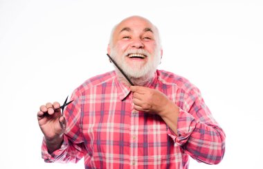 Damat sakalı. Berber dükkanı konsepti. Adam kıdemli sakallı yakışıklı dedesi kullanım aracı şekillendirme sakal. Erkek güzelliği. Sakal kes. Güzel uzunlukta. Deneyimli berber yüksek kaliteli berber ekipmanları takdir