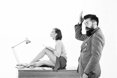 Şok oldum ve dehşete düştüm. Şok sakallı adam el ve seksi kadın masaüstünde oturan yüz kapsayan. Sexi sekreter dizüstü bilgisayar kullanırken şok yüzü ile işadamı. Hipster şok ifade sahip