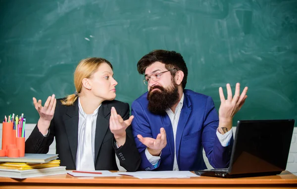 El director del maestro decide quién entrará en la escuela privada. Entrevistando a los inscritos. Escuela de élite privada. Inscripción universitaria. Examen de entrada. Solicita entrar a la secundaria. Concepto de comité de selección — Foto de Stock