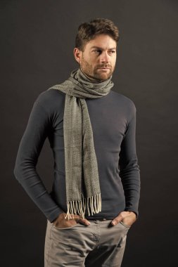 Kazaklı, maço elleri ceplerinde eşarp