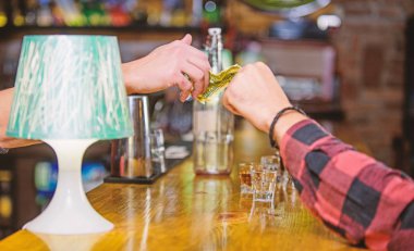 Nakit ödeme. Elini tut Doları para nakit bar sayacı. İçki sipariş çubuk. Satın alma ve ödeme. Nakit para kavramı. Barmen için ipuçları bırakın. Garsona verilen ipucu. Bir daha fazla alkol kokteyl