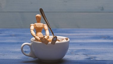 Vitamini kokteyl. Sağlık sorunu. Dokunulmazlık bakım ve tıp vitaminler. İlaçlar karıştırma. Hızlı tedavi. Tıp kavramı al. İlaç dozu. Ahşap insan kukla Kupası tam hapları ve tabletler