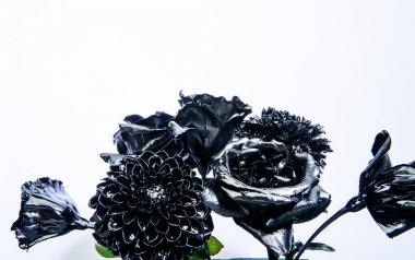 floristics iş. Glamour. vintage retro. zenginlik ve zenginlik. grunge güzellik. Beyaz üzerine izole edilmiş. metalı antik dekor. gümüş siyah krizantem ve gül çiçeği. Romantik tarih