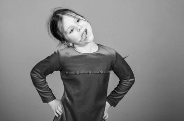 Aklımda sadece eğlence var. Kız sevimli eğlenceli neşeli çocuk komik grimace yüz. Mutlu çocukluk. Mutlu küçük kız. Uluslararası çocuk günü. Çocuk bakımı. Mutlu anlar. Sevimli bebek eğleniyor