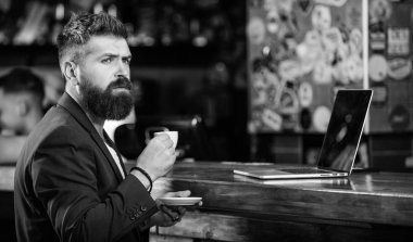 Yönetici kahvenin tadını çıkarırken çevrimiçi çalışır. Online iş. Hipster freelancer online blog dizüstü çalışma. Serbest ödenek. İnternette sörf yapıyorum. Adam sakallı işadamı dizüstü bilgisayar ve kahve fincan ı ile pub oturup