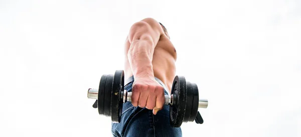 Anabolikus szteroidok típusok használata és a kockázatokat. Izmos ember gyakorlása a súlyzó. Sportsman erős hát és a karok. Sportfelszerelés. Testépítő sport. Sport életmód. Súlyzó gyakorlása tornaterem — Stock Fotó