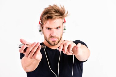 müzik dinlemeye hazır. mp3 çalar. seksi kaslı adam telefonda mp3 çalar müzik dinlemek. telefonda mp3 çalar ile adam beyaz izole. kulaklıksız adam