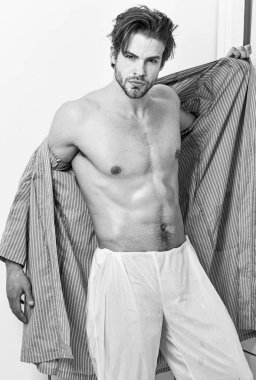 Maço güçlü göğüs ve gövde ile mavi bornoz.