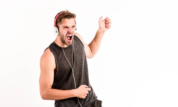 Musicien appréciant chanter en solo. nouvelles technologies dans la vie moderne. homme musclé sexy écouter de la musique. homme écouter nouvelle chanson isolée sur blanc. homme non rasé dans la technologie des dents bleues écouteurs. durée de vie du moteur — Photo