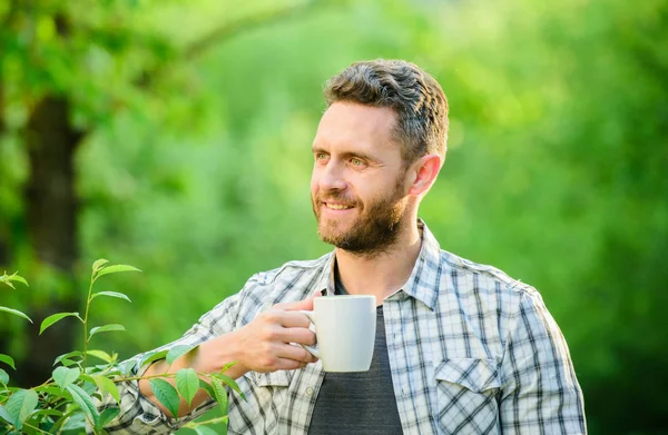 모닝 커피. 건강한 라이프 스타일. 자연과 건강. 야외에서 차를 마십니다. 인간의 생태학적 삶. 녹색 숲에서 남자. 아침 식사 다과 시간. 차 한 잔과 함께 행복한 남자. 좋은 아침 커피 — 스톡 사진